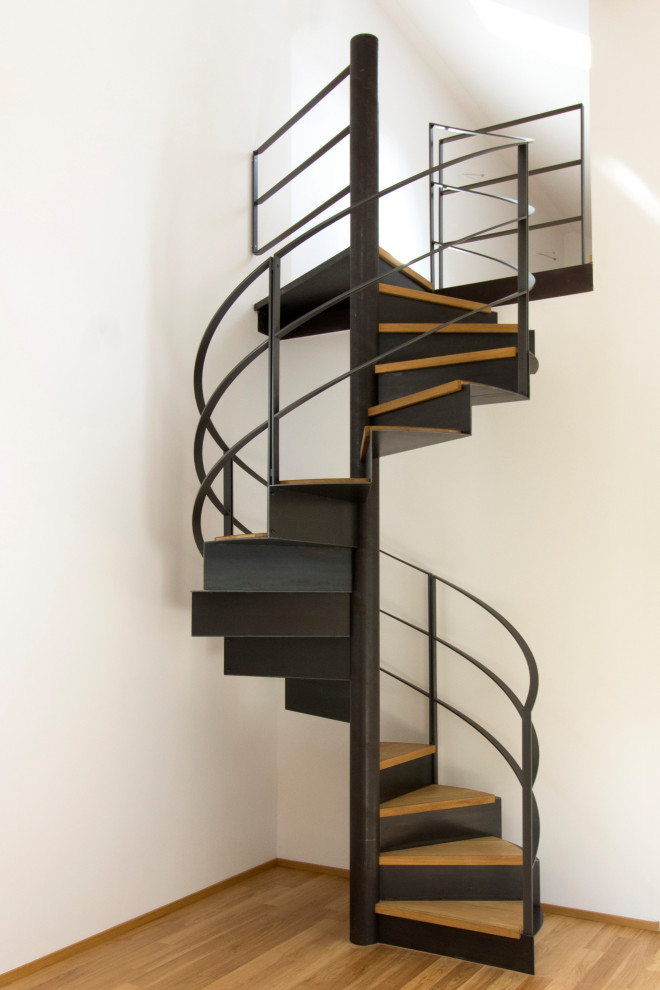 Idéer för att renovera en liten funkis svängd trappa i metall, med sättsteg i metall och räcke i metall