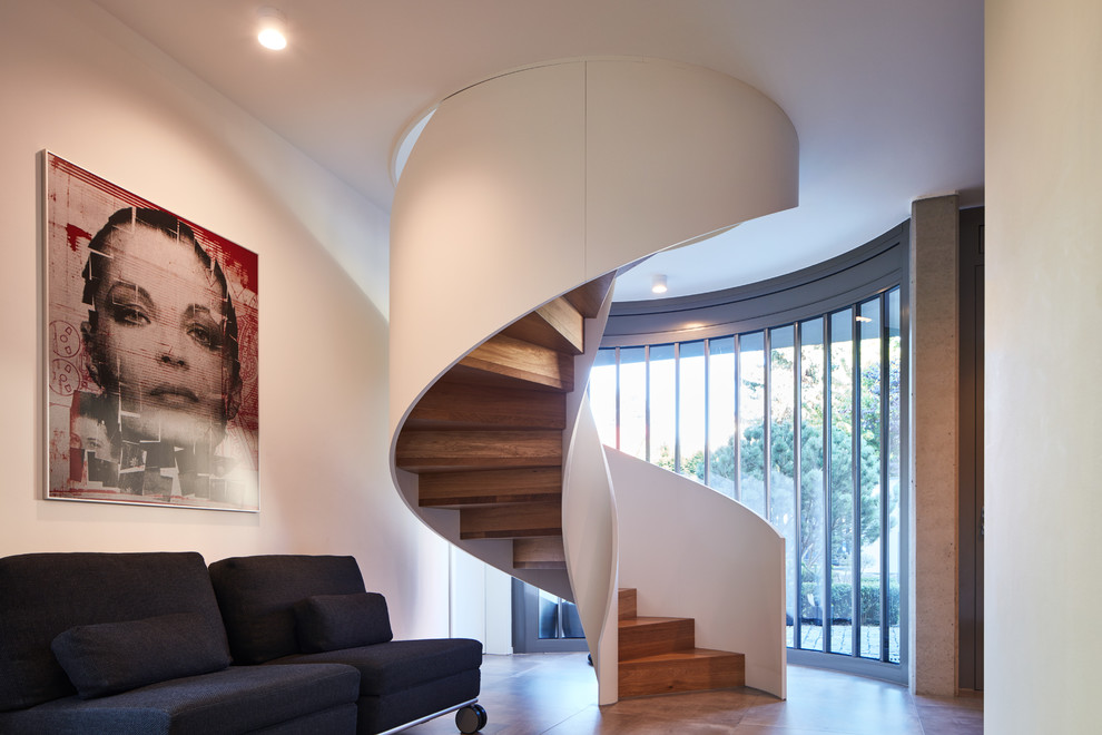 Источник вдохновения для домашнего уюта: изогнутая лестница в современном стиле с деревянными ступенями