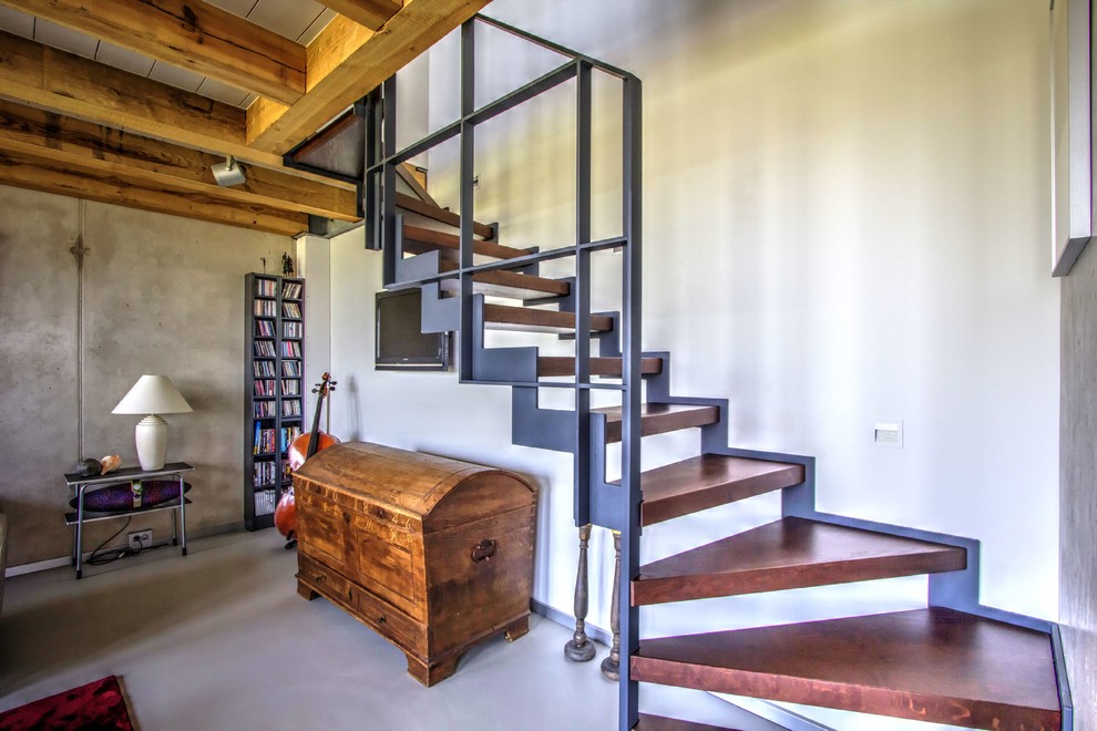 Diseño de escalera urbana con escalones de madera pintada y barandilla de metal