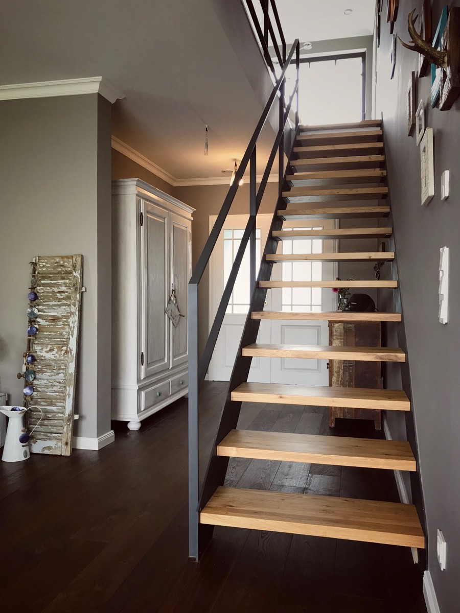 Cette image montre un escalier sans contremarche droit urbain de taille moyenne avec des marches en bois et un garde-corps en métal.