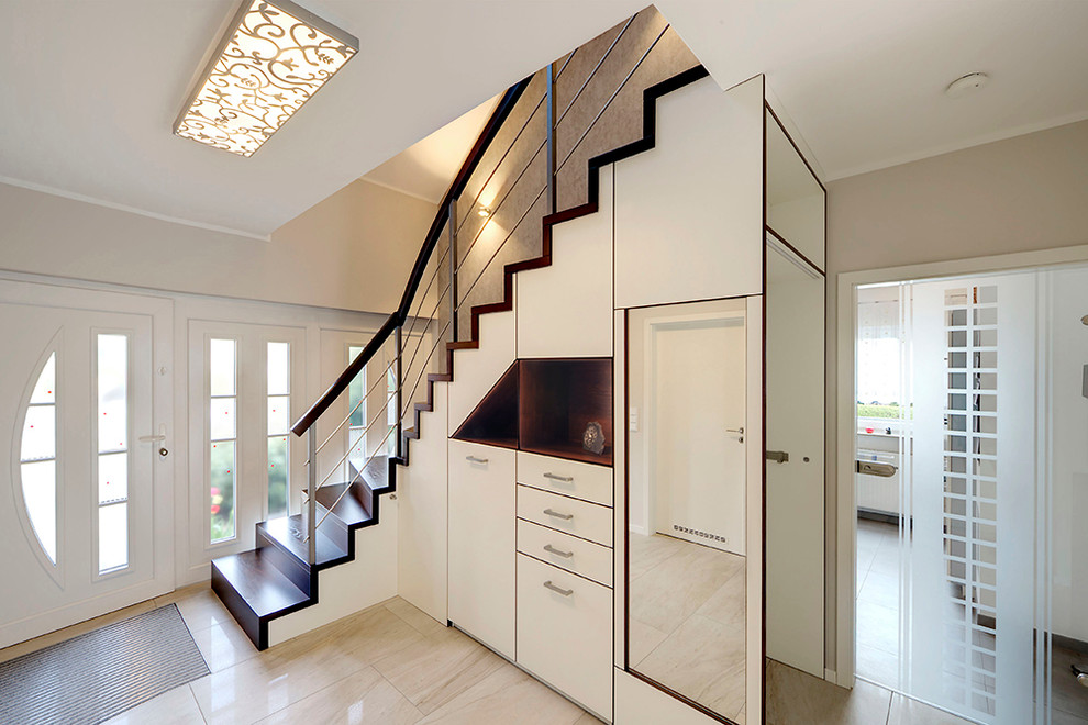 Идея дизайна: угловая деревянная лестница среднего размера в современном стиле с деревянными ступенями и кладовкой или шкафом под ней