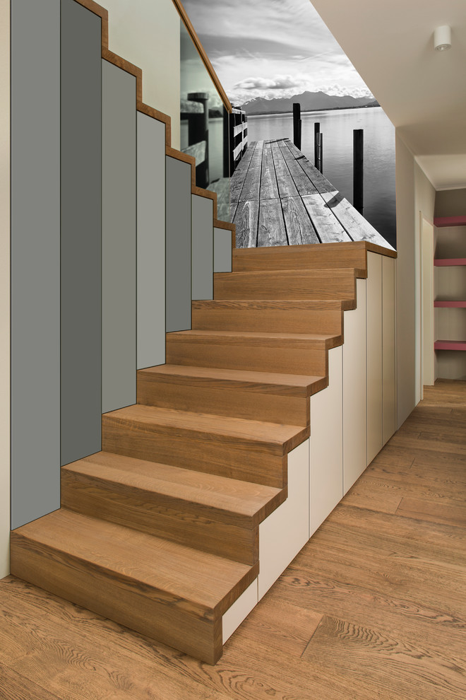 Esempio di una grande scala a "U" design con pedata in legno, alzata in legno e parapetto in legno