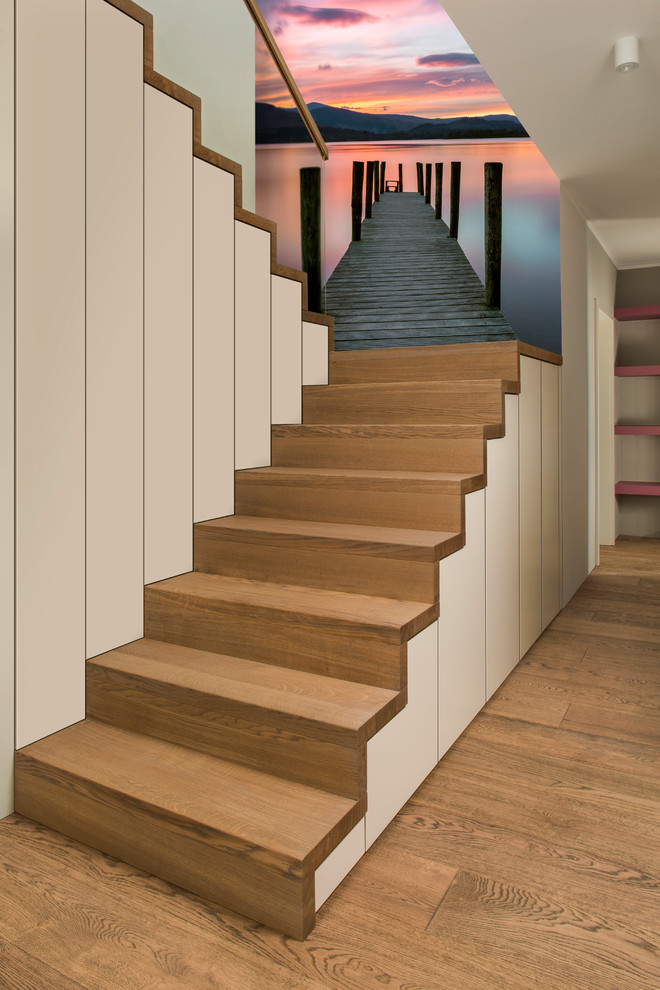 Große Moderne Treppe in U-Form mit Holz-Setzstufen in Sonstige