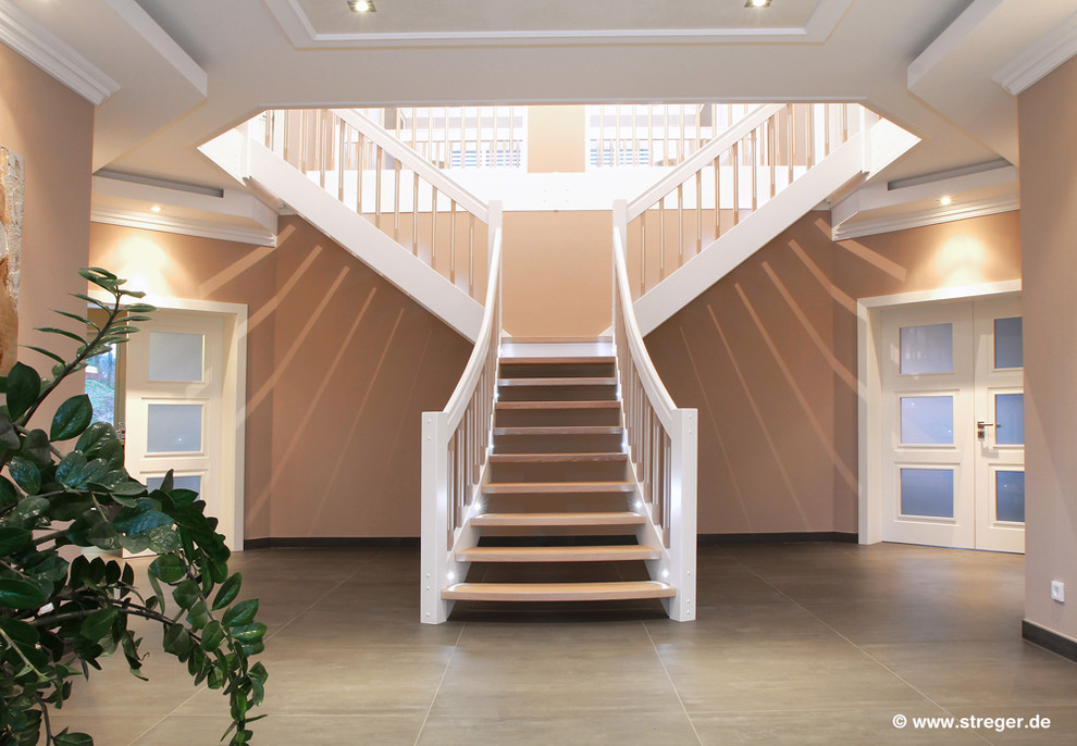 На фото: большая лестница в современном стиле с деревянными ступенями без подступенок