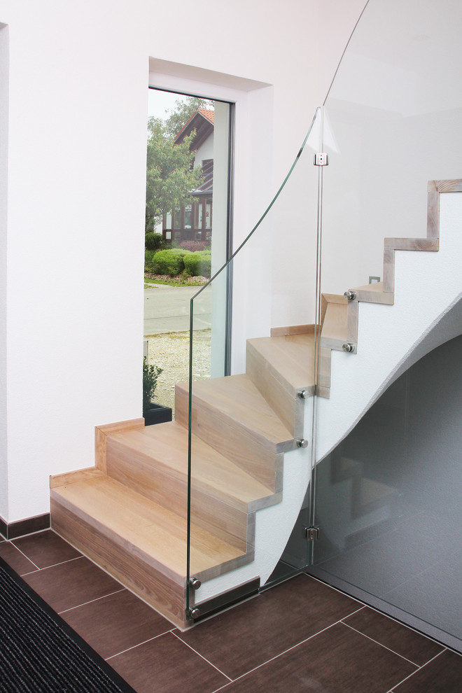 Gewendelte, Mittelgroße Moderne Holztreppe mit Holz-Setzstufen in Sonstige