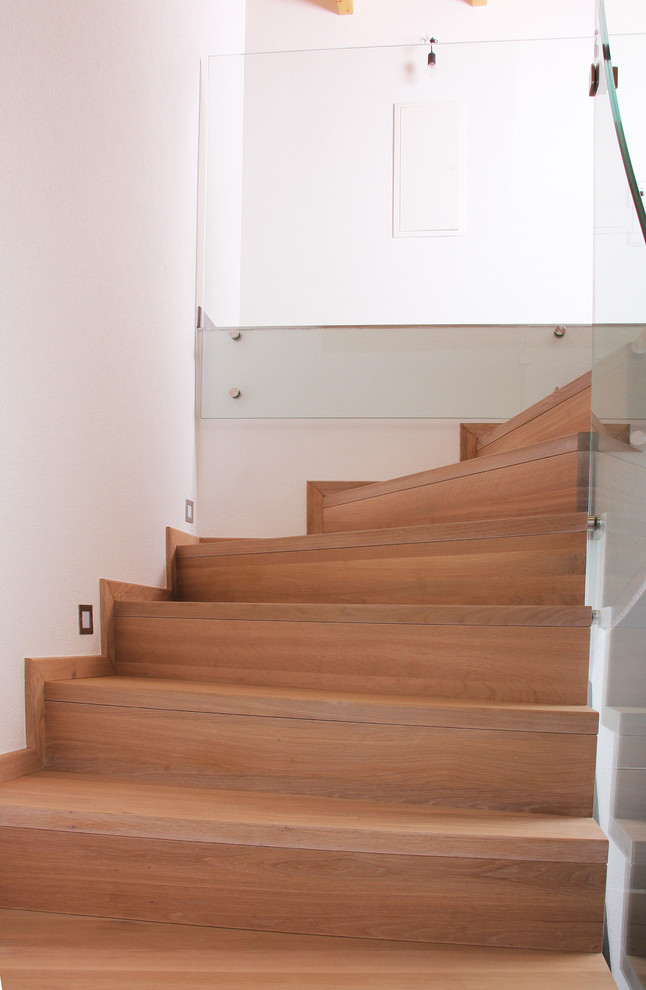 Gewendelte, Mittelgroße Moderne Holztreppe mit Holz-Setzstufen in Sonstige