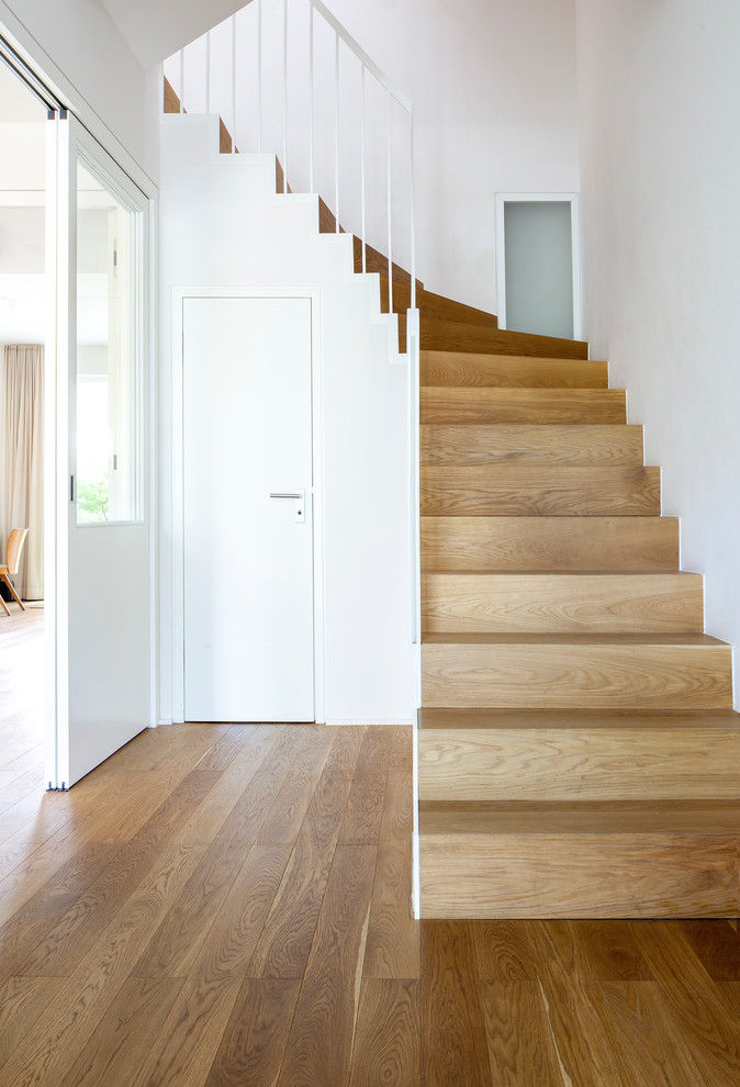 Inspiration för mellanstora moderna svängda trappor i trä, med sättsteg i trä