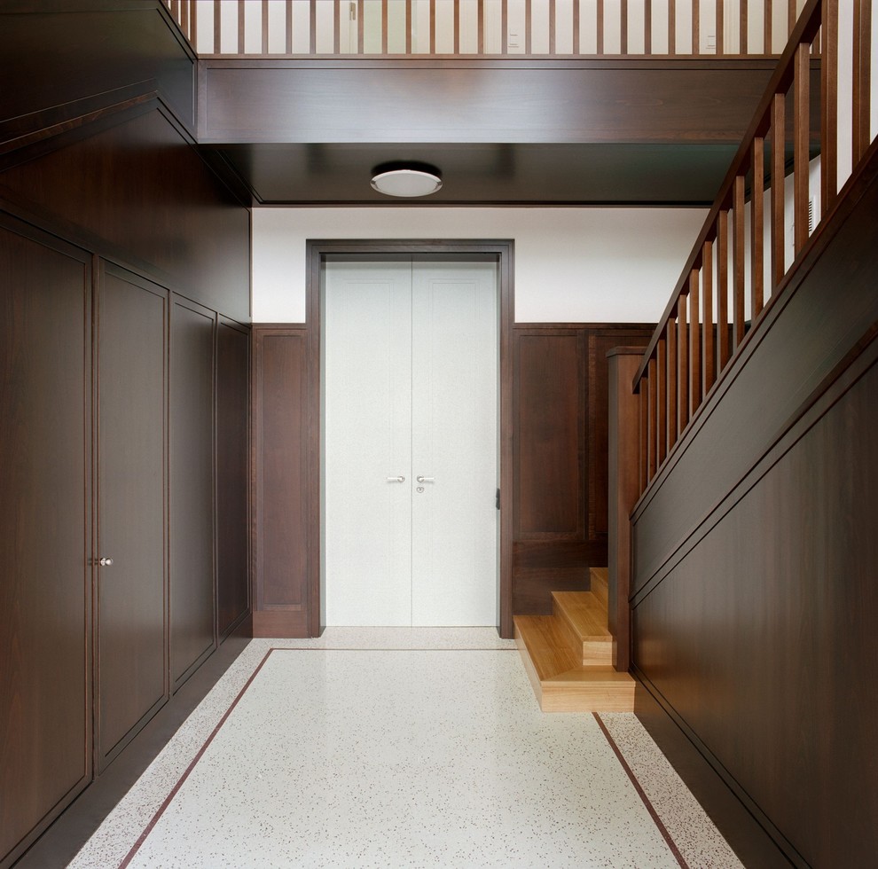 Ejemplo de escalera en L clásica renovada de tamaño medio con escalones de madera y contrahuellas de madera