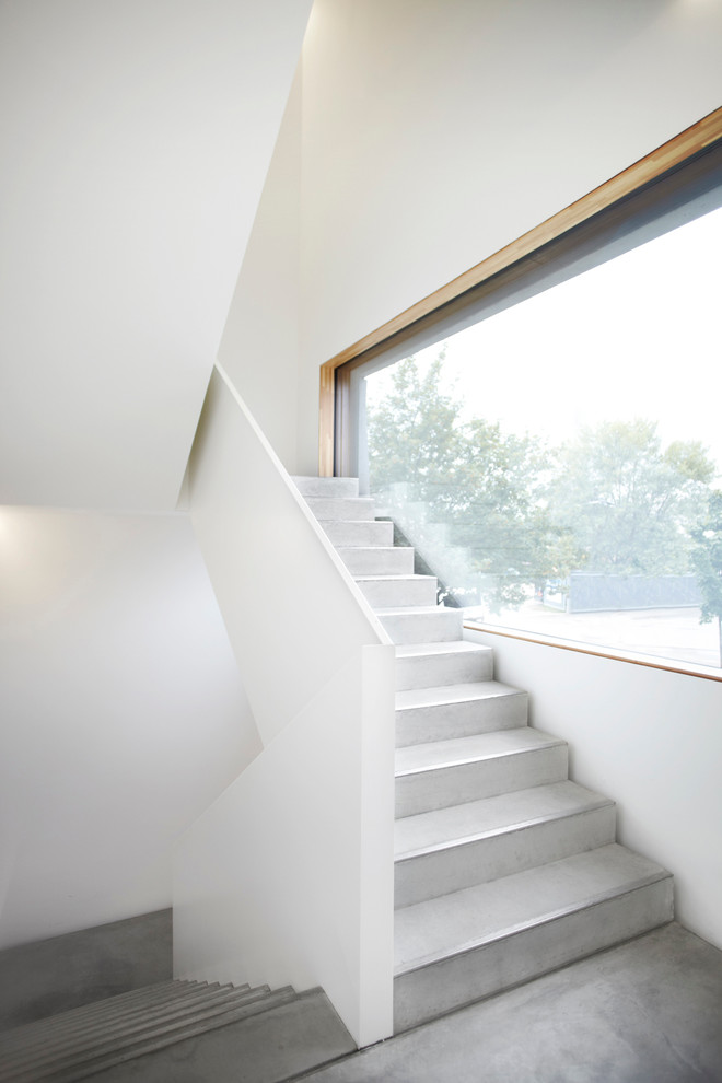 Свежая идея для дизайна: большая п-образная бетонная лестница в современном стиле с бетонными ступенями - отличное фото интерьера