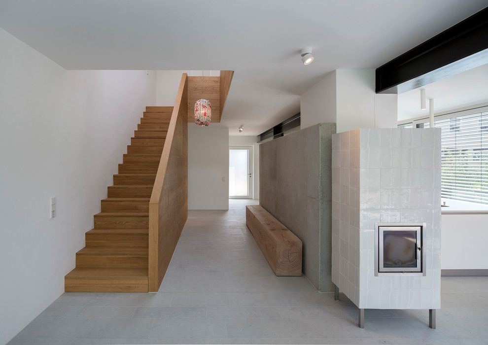 Imagen de escalera recta minimalista de tamaño medio con escalones de madera y contrahuellas de madera