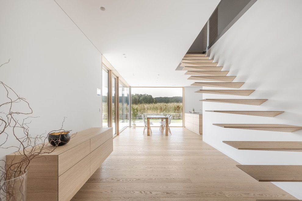 Réalisation d'un très grand escalier flottant minimaliste avec des marches en bois.