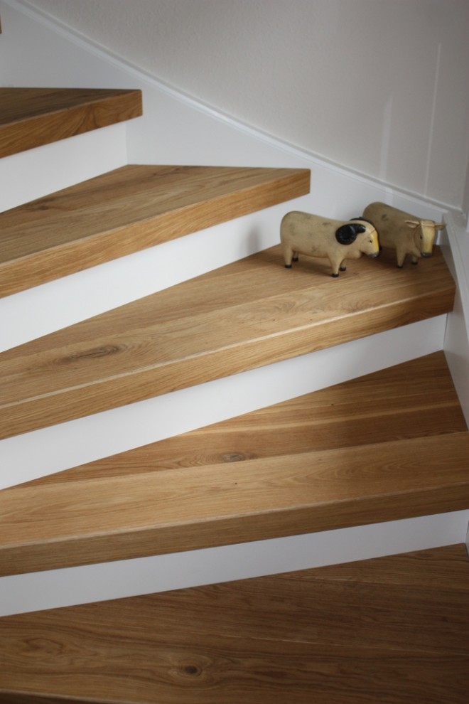 Modelo de escalera en L contemporánea con escalones de madera y contrahuellas de madera