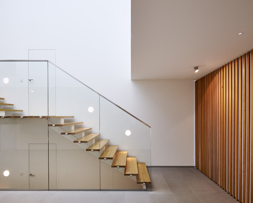 Geräumige, Gerade Moderne Holztreppe mit offenen Setzstufen in Köln