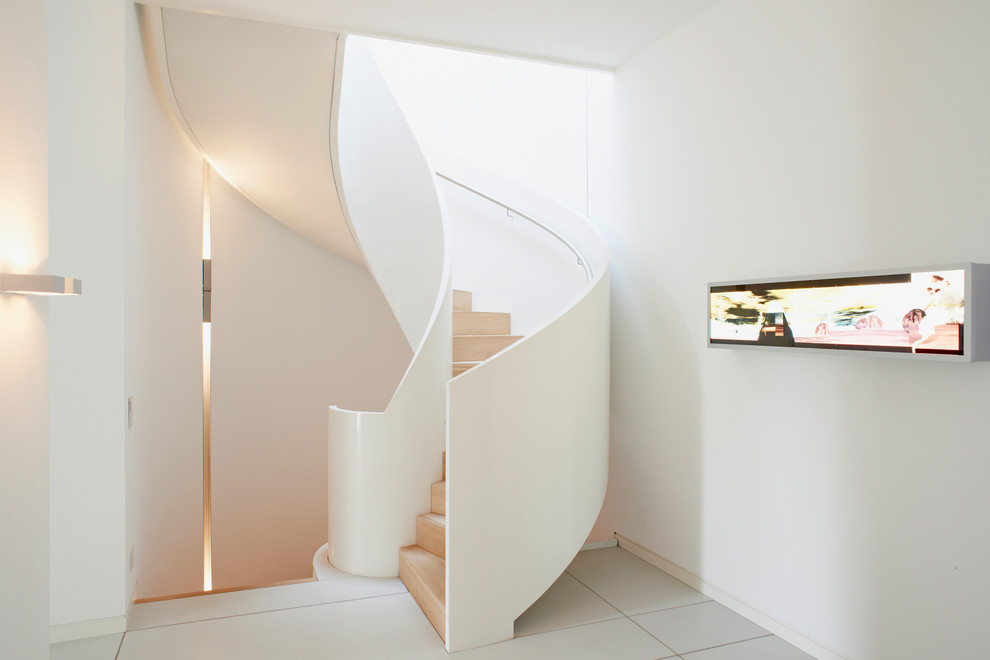 Inspiration pour un escalier courbe design de taille moyenne avec des marches en bois et des contremarches en bois.