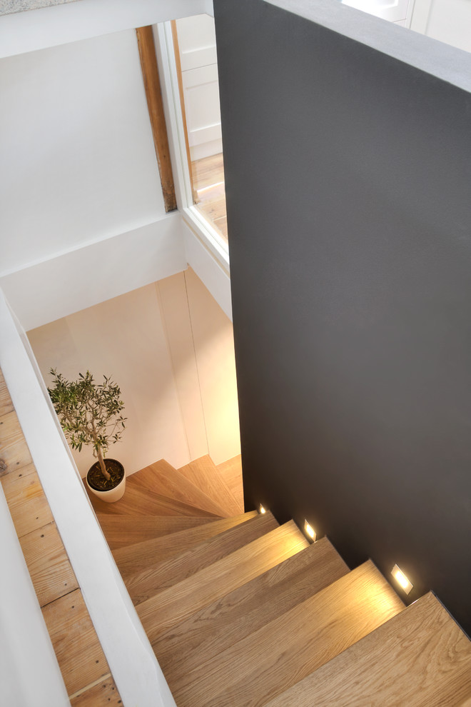 Стильный дизайн: маленькая изогнутая деревянная лестница в современном стиле с деревянными ступенями для на участке и в саду - последний тренд