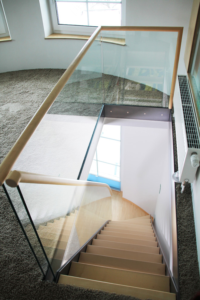Exempel på en liten modern rak trappa i trä, med räcke i glas