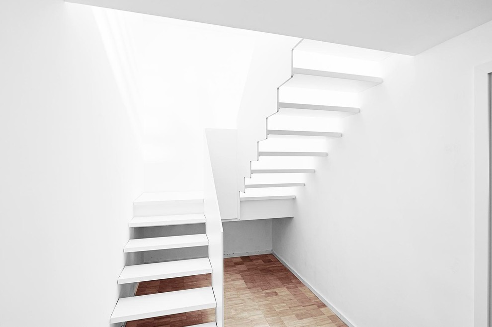 Diseño de escalera curva actual de tamaño medio con escalones de madera y contrahuellas de madera