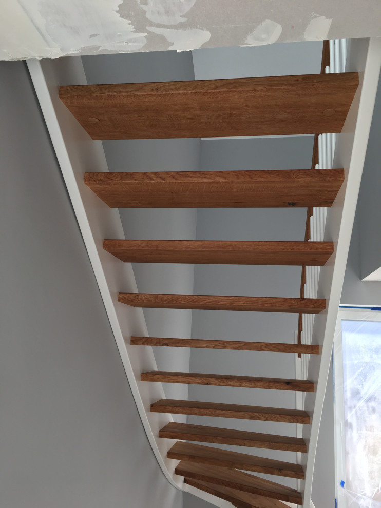 Источник вдохновения для домашнего уюта: изогнутая лестница в современном стиле с деревянными ступенями и деревянными перилами