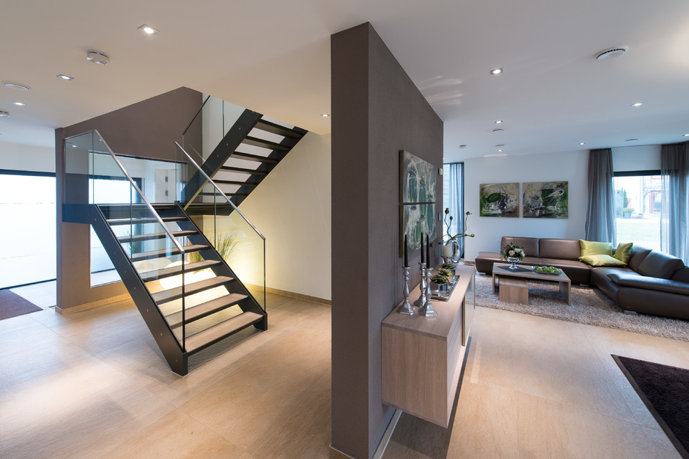 Moderne Treppe in U-Form mit offenen Setzstufen in Nürnberg