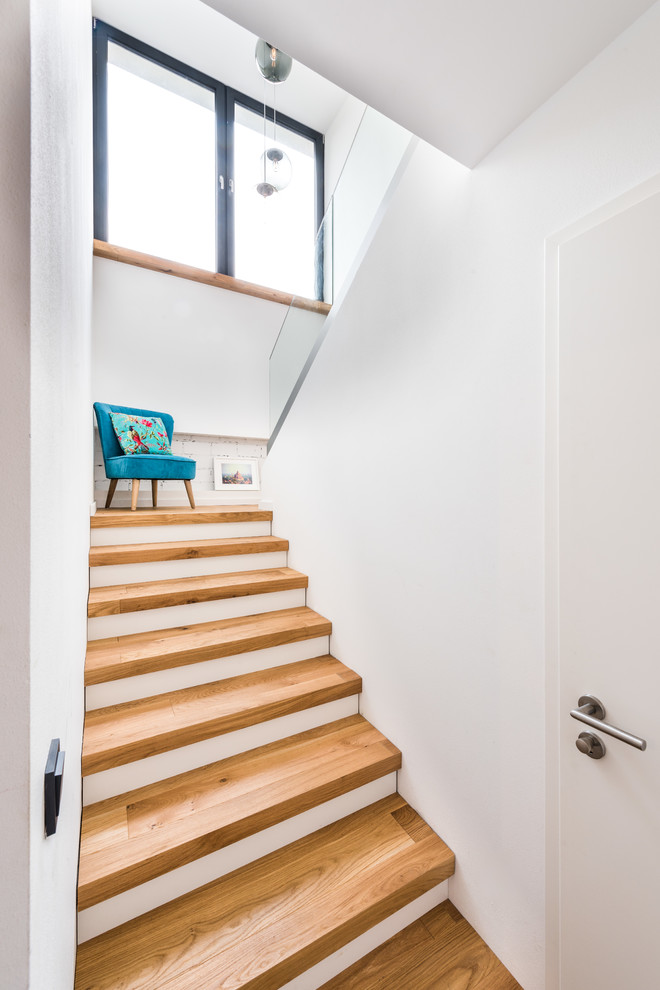 Источник вдохновения для домашнего уюта: маленькая п-образная лестница в скандинавском стиле с деревянными ступенями и стеклянными перилами для на участке и в саду