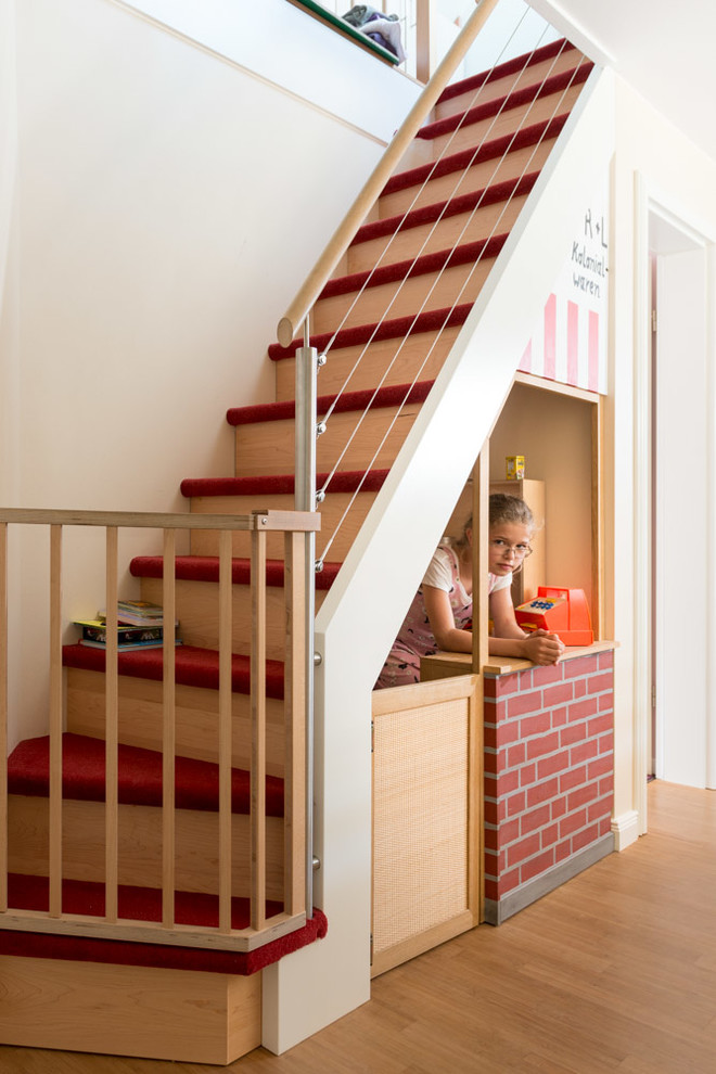 Идея дизайна: маленькая прямая деревянная лестница в стиле фьюжн с ступенями с ковровым покрытием и перилами из смешанных материалов для на участке и в саду
