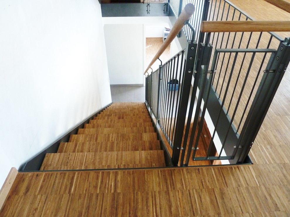 Пример оригинального дизайна: прямая лестница среднего размера в современном стиле с деревянными ступенями и металлическими перилами