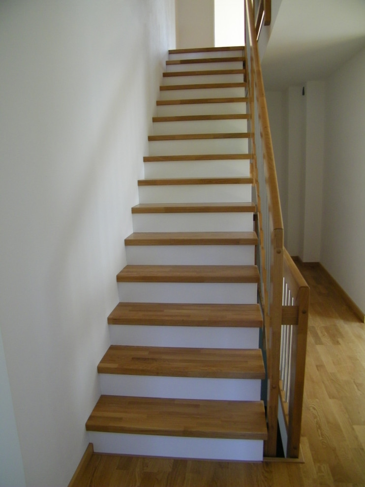 Aménagement d'un escalier droit contemporain avec des marches en bois, des contremarches en béton et un garde-corps en matériaux mixtes.