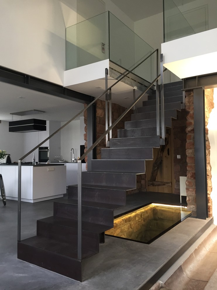 Стильный дизайн: большая прямая металлическая лестница в стиле лофт с металлическими ступенями - последний тренд