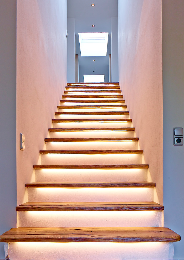 Idées déco pour un escalier peint droit contemporain avec des marches en bois.