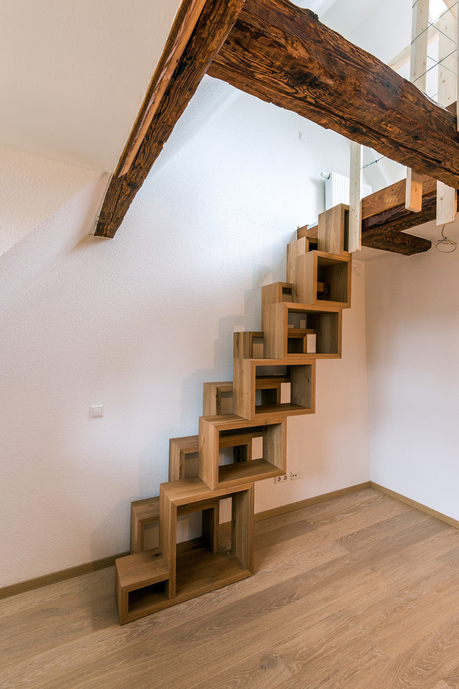 Ejemplo de escalera recta rústica pequeña con escalones de madera y contrahuellas de madera