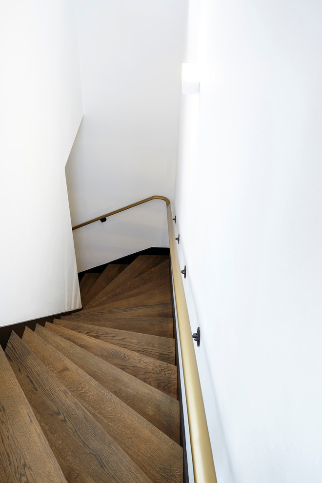 Свежая идея для дизайна: лестница среднего размера в современном стиле с деревянными ступенями и перилами из смешанных материалов - отличное фото интерьера