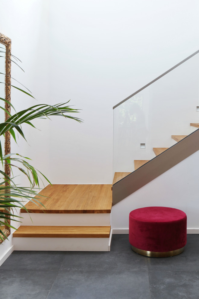 Gerade Moderne Treppe mit Holz-Setzstufen in Köln