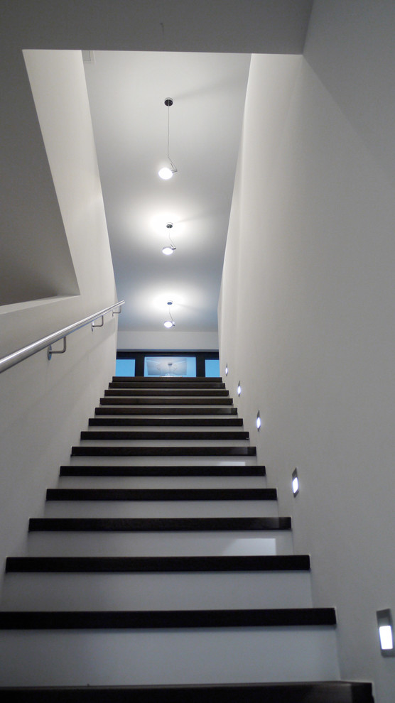Свежая идея для дизайна: прямая лестница среднего размера в современном стиле с деревянными ступенями, подступенками из плитки и металлическими перилами - отличное фото интерьера