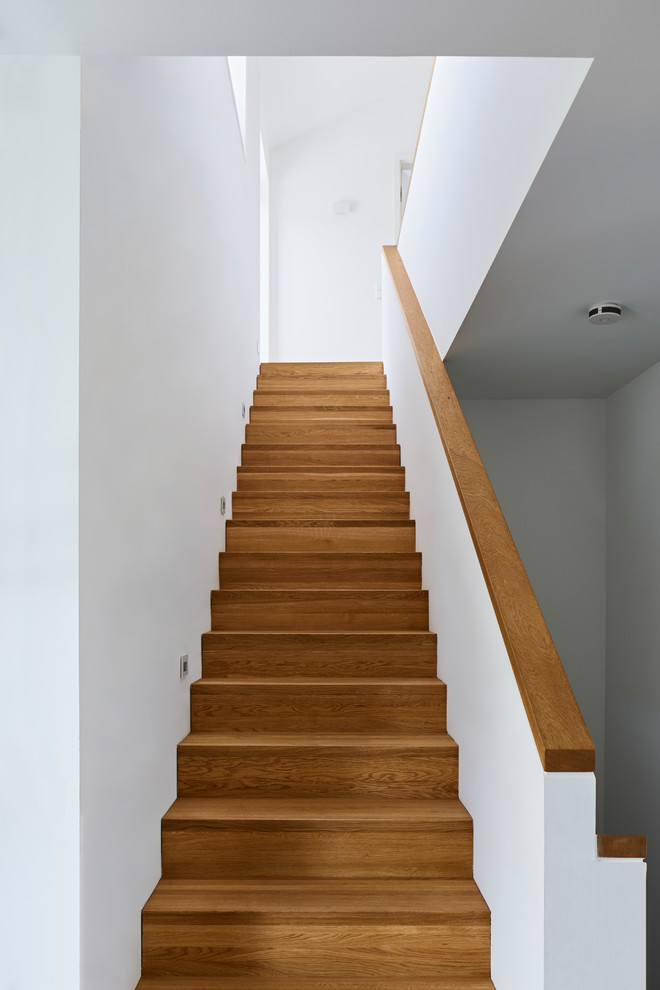 Cette photo montre un escalier droit nature de taille moyenne avec des marches en bois, des contremarches en bois et un garde-corps en matériaux mixtes.