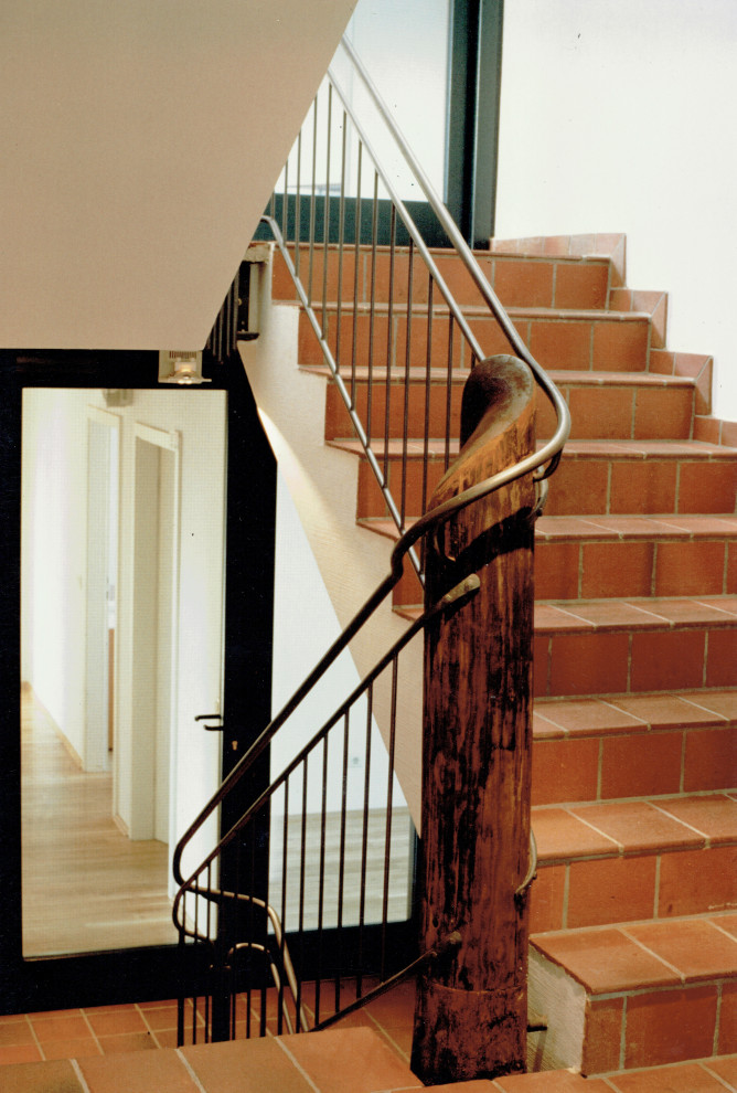 Gerade, Große Landhausstil Treppe mit gefliesten Treppenstufen, gefliesten Setzstufen und Stahlgeländer in Düsseldorf