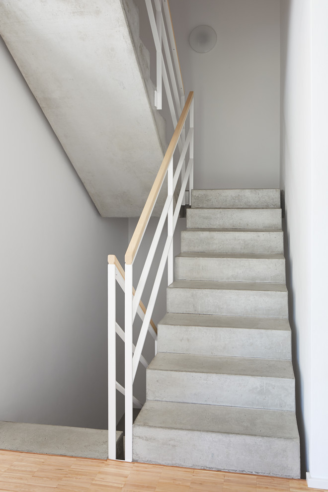 Cette image montre un escalier design en U et béton de taille moyenne avec des contremarches en béton.