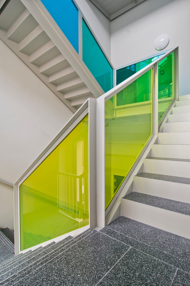 Идея дизайна: большая п-образная бетонная лестница в стиле лофт с ступенями из плитки