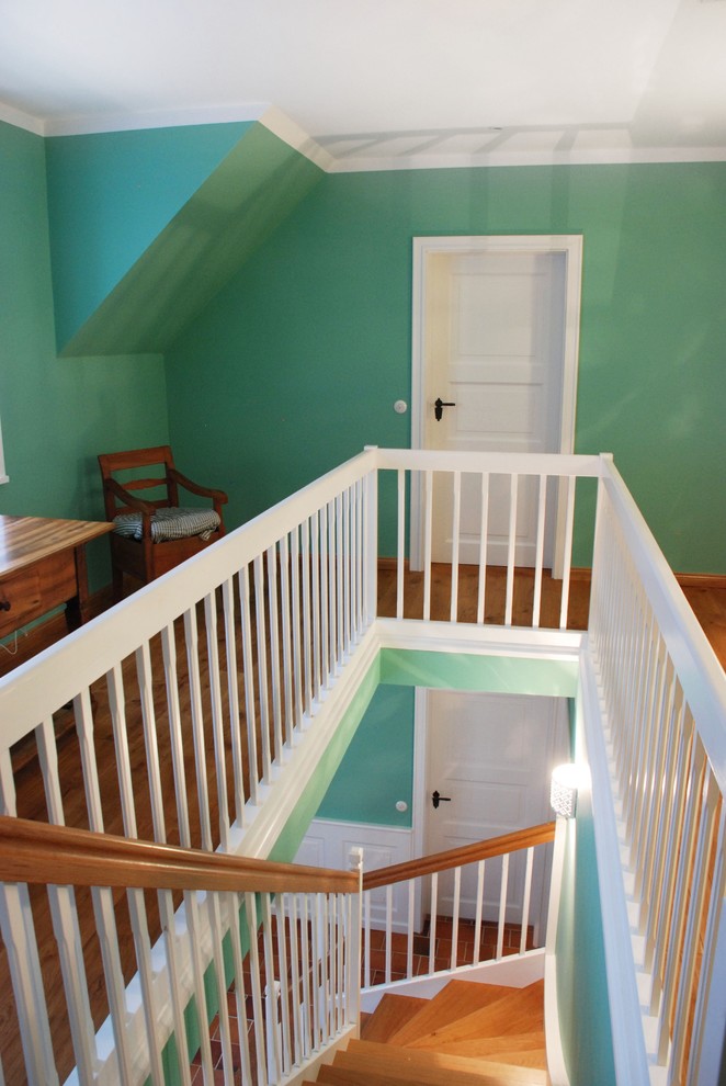 Стильный дизайн: угловая лестница среднего размера в современном стиле с деревянными перилами - последний тренд