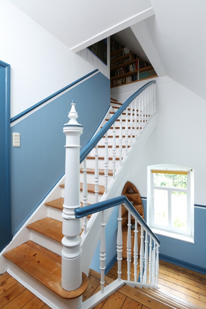Cette image montre un escalier rustique en L de taille moyenne avec des marches en bois et des contremarches en bois.