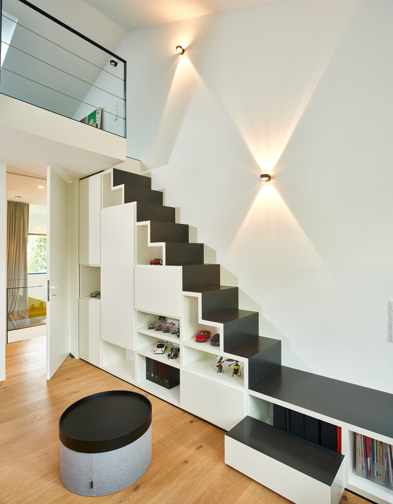 Стильный дизайн: большая прямая лестница в современном стиле - последний тренд