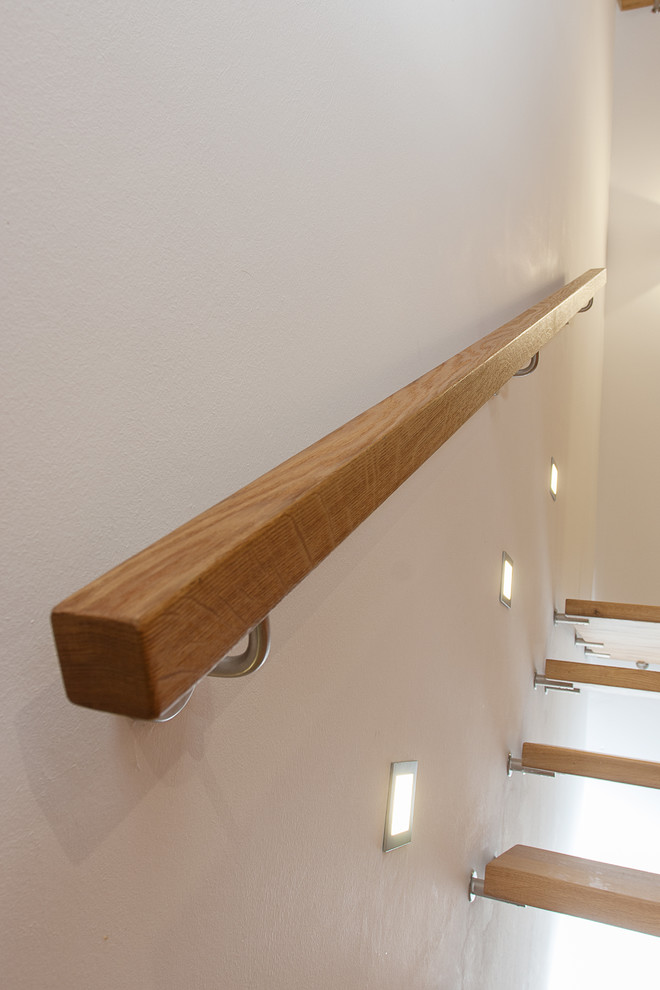 Mittelgroße, Gewendelte Moderne Treppe mit Holz-Setzstufen in Sonstige