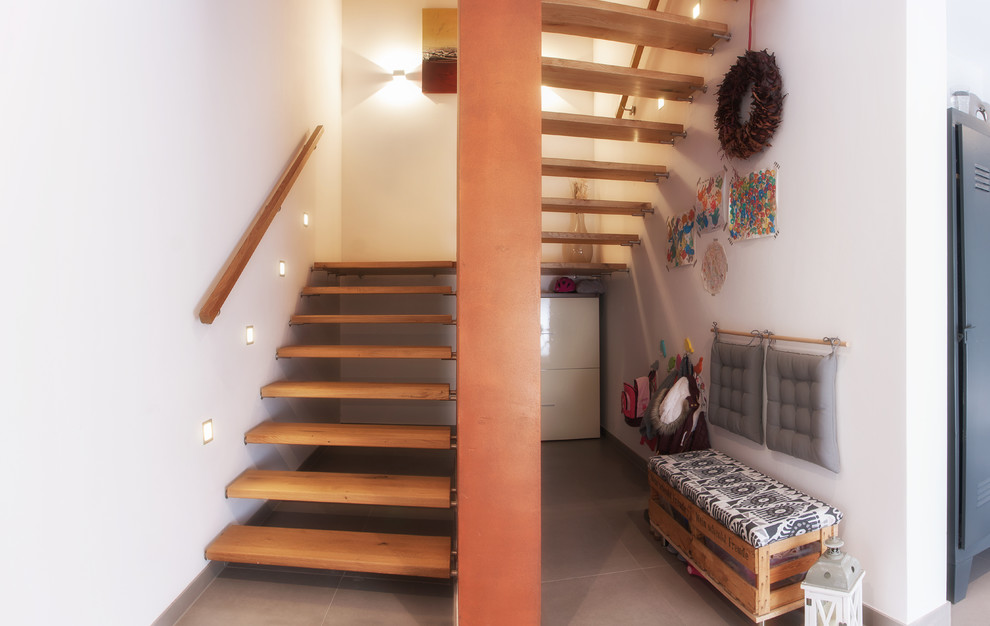 Mittelgroße, Gewendelte Klassische Treppe mit Holz-Setzstufen in Sonstige