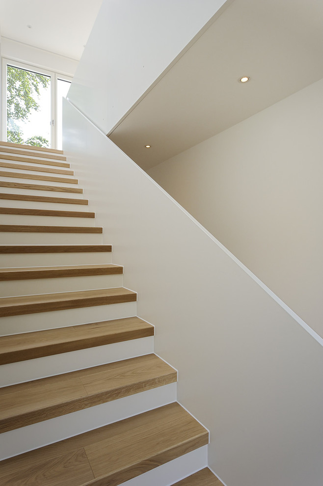 Foto de escalera recta contemporánea grande con escalones de madera