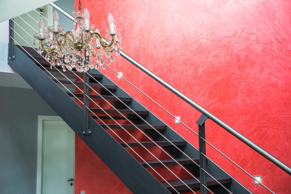 На фото: огромная прямая лестница в современном стиле с мраморными ступенями и металлическими перилами с