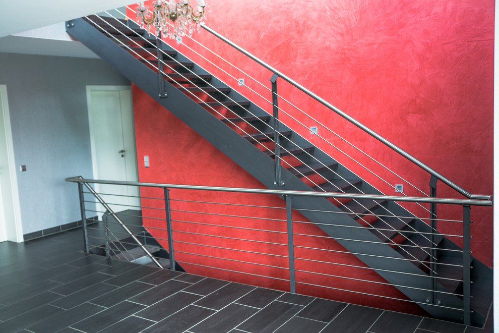 Пример оригинального дизайна: огромная прямая лестница в современном стиле с мраморными ступенями и металлическими перилами