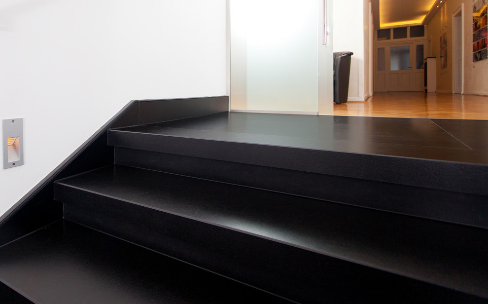 Imagen de escalera recta contemporánea de tamaño medio con escalones de mármol, contrahuellas de mármol y barandilla de metal