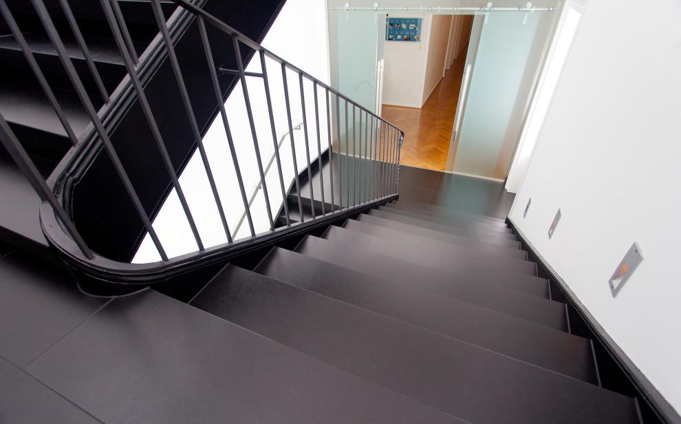 Свежая идея для дизайна: прямая лестница среднего размера в современном стиле с мраморными ступенями, подступенками из мрамора и металлическими перилами - отличное фото интерьера