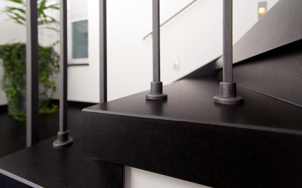 Modelo de escalera recta contemporánea de tamaño medio con escalones de mármol, contrahuellas de mármol y barandilla de metal