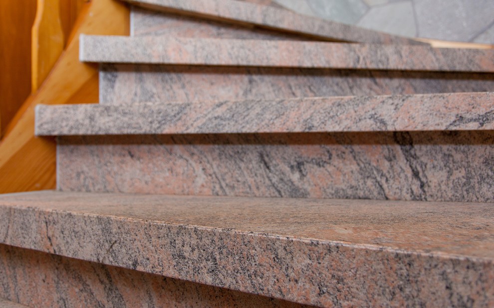 ケルンにある地中海スタイルのおしゃれな折り返し階段 (大理石の蹴込み板) の写真