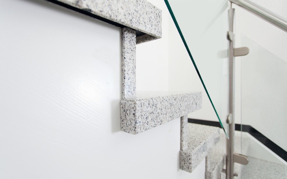 Exempel på en klassisk trappa i marmor, med sättsteg i marmor